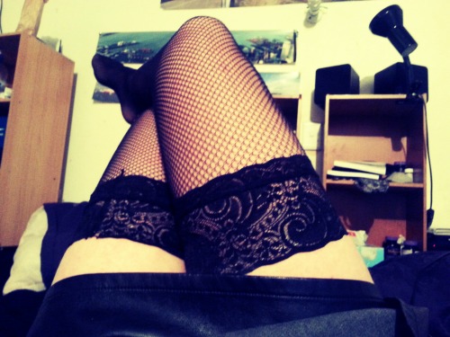 girlskneesocks: Not sure if pretty enough but giving it a shot :)  black-leash.tumblr.co