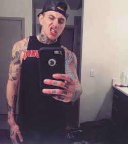 rorrous:  maleselfies2:  Straight american tattooed hottie  Esos tattos uuuf