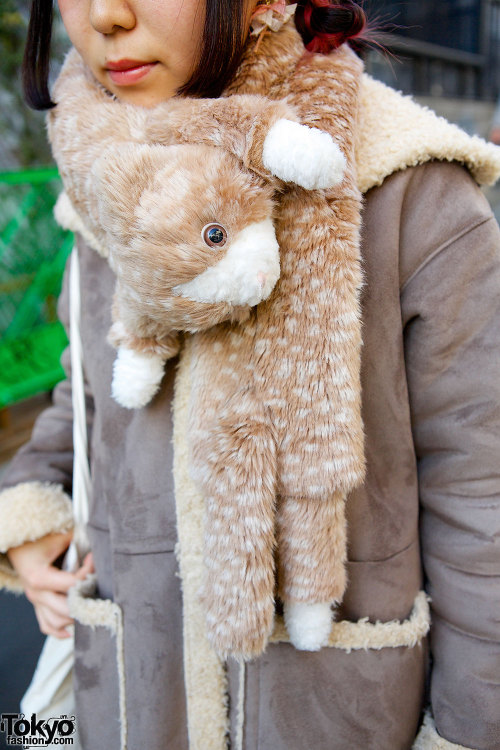 20-year-old Harajuku girl with a cute plushie muffler, shearling coat, and Moomin tote bag. Full Loo