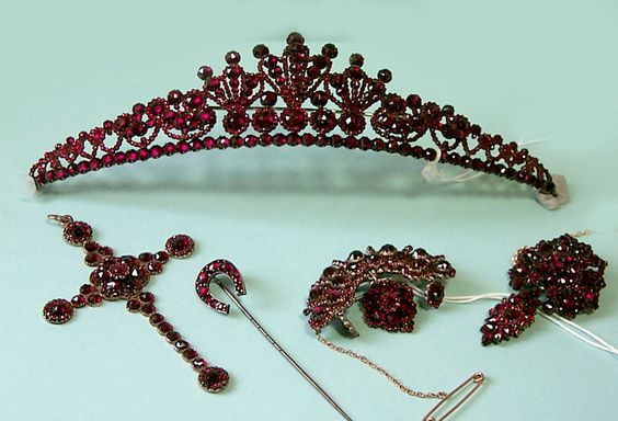 shewhoworshipscarlin:Garnet jewelry set, 1890.