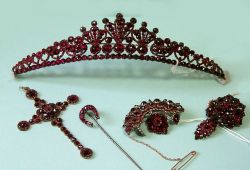 shewhoworshipscarlin:Garnet jewelry set, 1890.