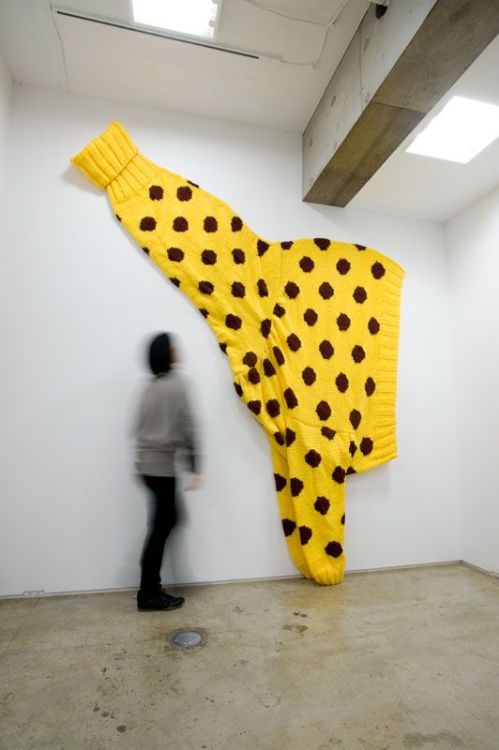 leblognvda:Present for a giraffe by Mai Yamashita and Naoto Kobayashi (Via Lastejeymaneje)