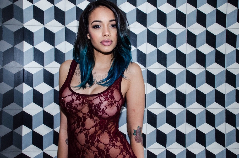 thefinestbeauties:  nomadicbea5tly:  Yummy oh my god yummy  Raven Arce