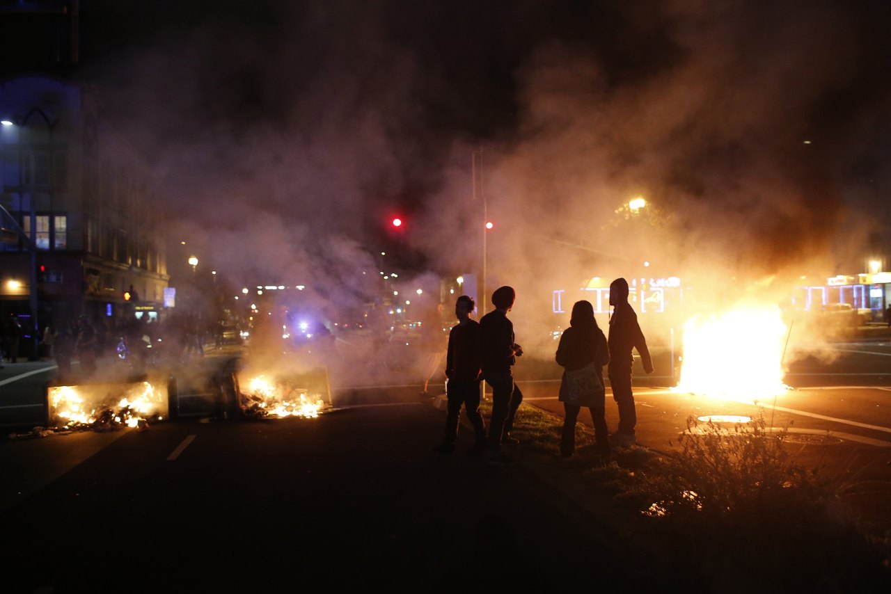 RECLAMO. Las protestas por Ferguson se extienden por segundo día en Estados Unidos, más de 2.000 efectivos de la Guardia Nacional fueron enviados a la zona de St. Louis para controlar una segunda jornada de disturbios, después de que un jurado...