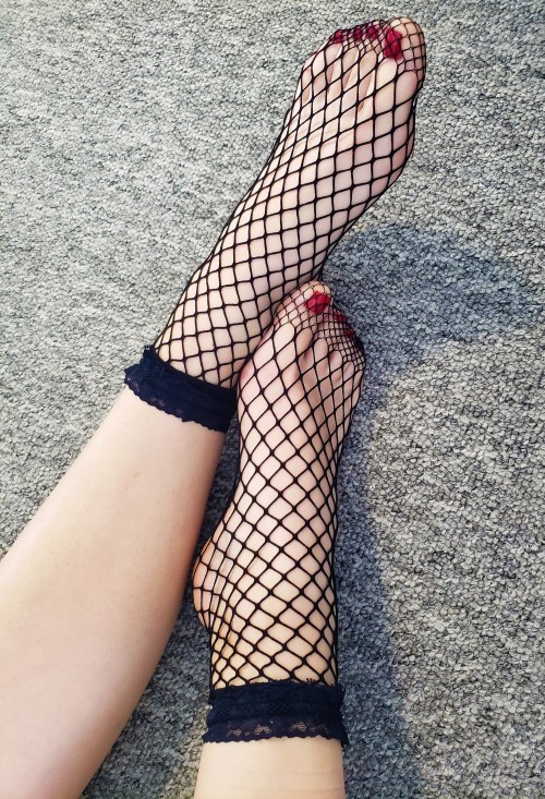 xlouisevonteese: Red toes this week!