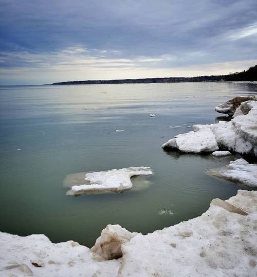 In the Huron language, Ontarío means “Lake of Shining Waters”. Lake Ontario’s primary inlet is the Niagara River from Lake Erie. The last in the Great Lakes chain, Lake Ontario serves as the outlet to the Atlantic Ocean via the St. Lawrence