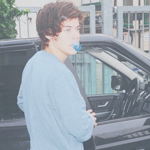 princess-babyboy: Baby and his favorite binkies