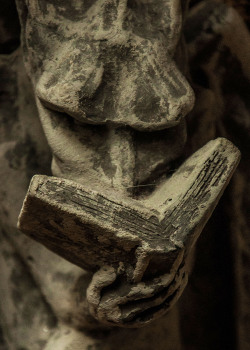 urbancik: The gargoyle reads. 