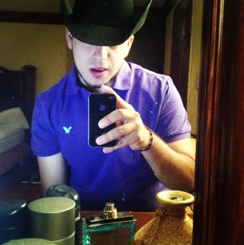 mindsplayingtricksonmee:  nando123abc:  😉   Seriously the first paisa guy that I find extremely attractive lol