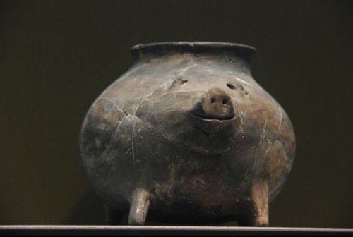 takamasa:(via leacky (成都人@東京)さんはTwitterを使っています: 「かわいいものを見せるね 新石器時代(約6000年前)の豚の陶缶 (´･ω･`) 南京博物院蔵 http