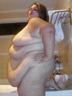 ssbbwfanatic:  likefat1:  Can I help you with a washcloth? #BBW www.likefat.com  I would help her with my tounge! she is so freakin sexy love the huge double belly the way it hangs so low