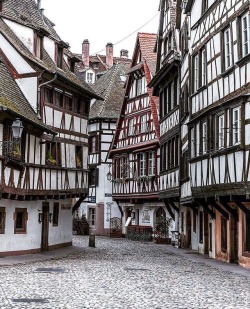 latouchefr: Strasbourg.  https://www.instagram.com/p/Blpt40ClrOk/?utm_source=ig_share_sheet&amp;igshid=z4mf2tbidmi6 