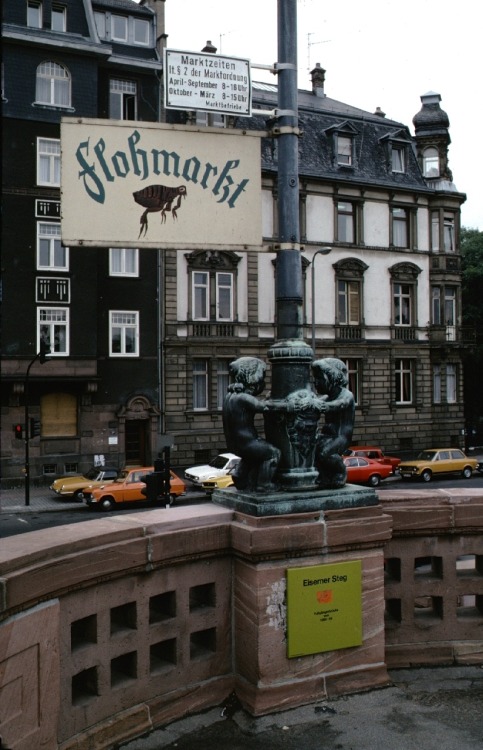 Flohmarkt, Frankfurt am Main, Hesse, Deutschland, 1976.I guess the symbol on the sign advertising th