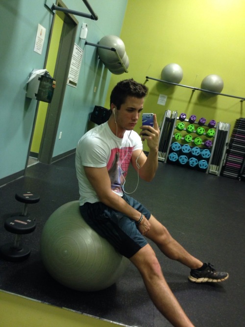 reedhasnospeed:  Messiest hair of my life and leg/butt workout. My Friday nights are too legit to quit 