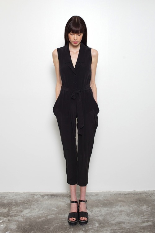 mirnah:  Some ready-for-fall goodness is starting to hit Of a Kind Collections. Their newest designer: The New York-based apparel whiz Szeki Chan of 7115. All of her pieces are comfortable-cool—and office-appropriate.