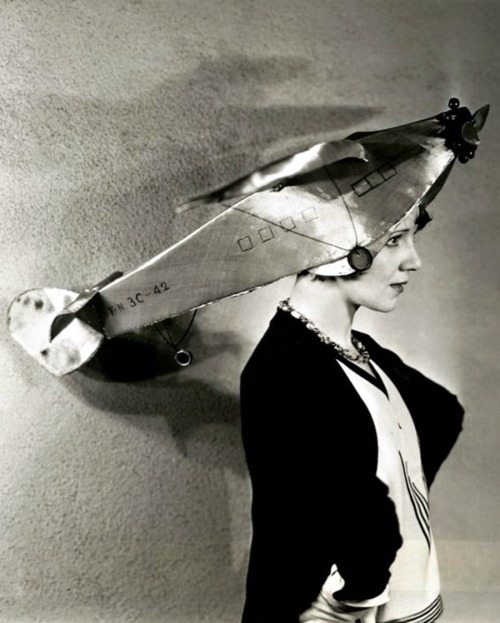 1 - Inez Courtney Arbore Un Chapeau Avion, Studio Culver, 1930.2 - Alice White Et