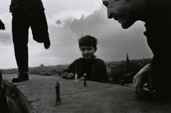  Children playing rockets on the site of an old gun battery in East Berlin,  Shigeichi Nagano (長野 重一), 1960. 