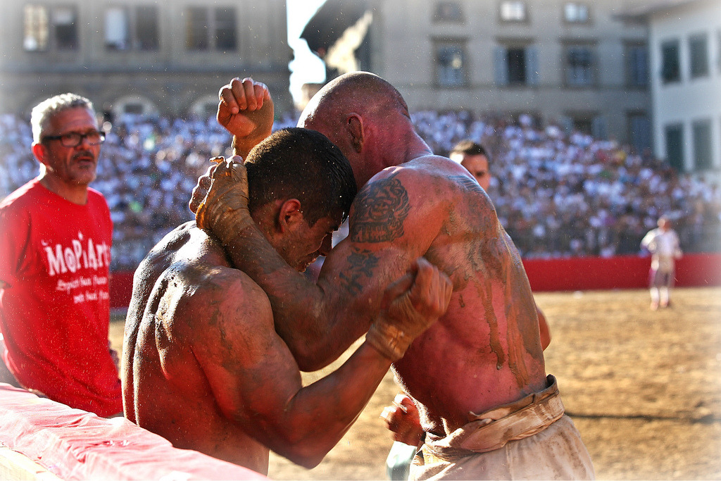 wrestlingisbest:  Calcio Storico 2013 - “ROSSI - BIANCHI&quot; by Pogliani