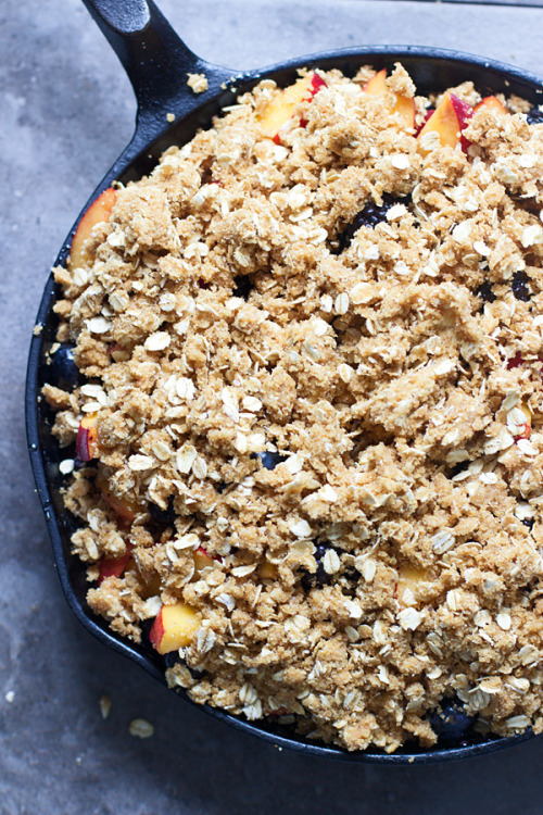 foodffs:  Peach, Blackberry and Blueberry Graham Cracker CrumbleReally nice recipes. Every hour.Show me what you cooked!