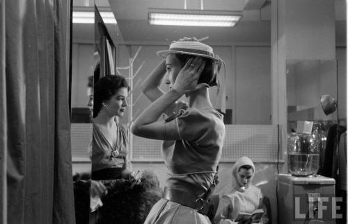 Models preparing to do a large group shot(Eliot Elisofon. 1952)