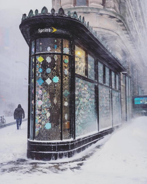 steampunktendencies:Incredible photos of the famous Flatiron building (1900-1902) in New York  durin