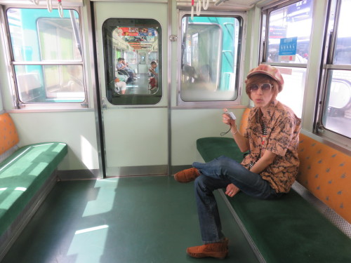 京阪電車の中 in the Keihan line for local in Japan