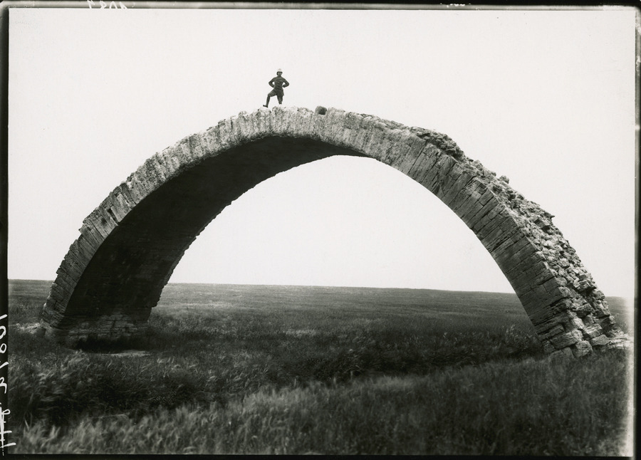 natgeofound: An ancient Roman bridge spans the Wadi al Murr in Mosul, Iraq, 1920.Photograph