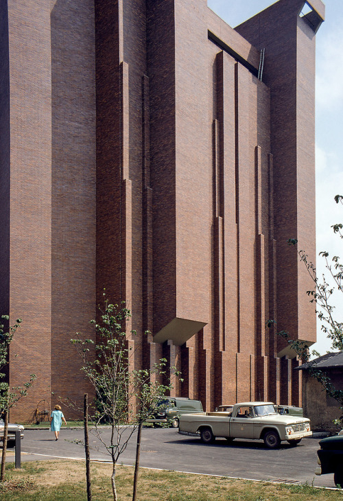 sosbrutalism:Brick walls so high they barely fit the frame:Ulrich Franzen: Bradfield Hall, Cornell U