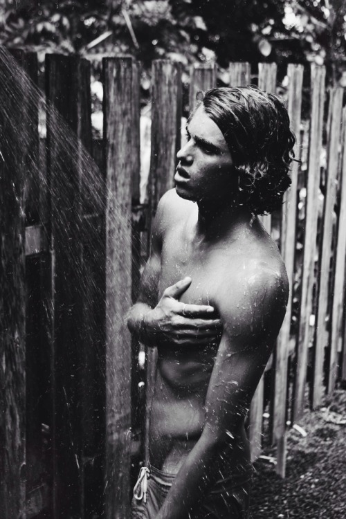 Porn photo jayalvarrez:  Rainy days calls for hot outside