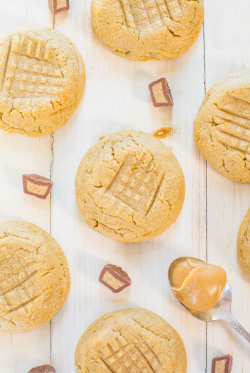 do-not-touch-my-food:  Inside-Of-A-Peanut-Butter-Cup Cookies  I think I'mma make Peanut Butter cookies this weekend, or maybe tomorrow.  Need &lsquo;em