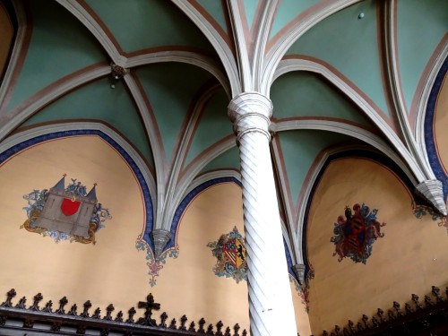 Douai. L’hôtel de ville avec marché et spectacle médiévaux (très belle voix de la chanteuse du group