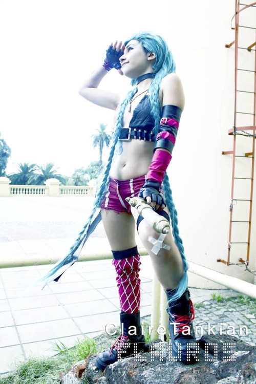 league-of-legends-sexy-girls:  Jinx Cosplay https://www.facebook.com/ClaireRedfieldTankian http://redfieldclaire.deviantart.com/ 