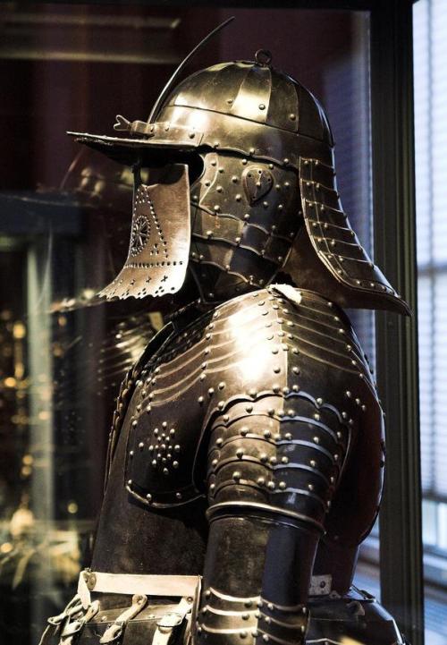 historyarchaeologyartefacts:Polish winged hussar armor, c. XVII century [600x800]