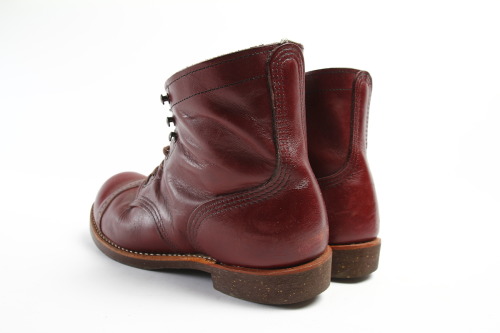 red-wing-shoes-taiwan:  Red Wing - Work Heritage, Munson Iron Range #8012 in Burgundy “Settler” Leather. 昨天為大家所介紹了Dr. Munson Boot，今天則是為大家介紹13-14秋冬所推出的Munson Iron Range。這個鞋款的特色方面在於結合了Munson