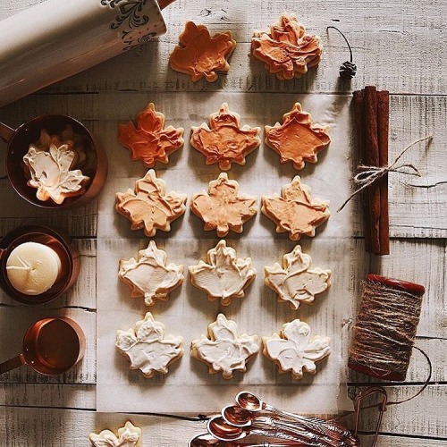 oldfarmhouse:Hello Fall  how amazing are these gradient leaf cookies by @christinaloewen #darlingcle