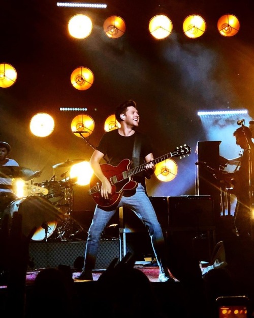 dailyniall:addieleewhelan: Nobody could drag @niallhoran down tonight. (Nobody, nobody.) #shotonipho