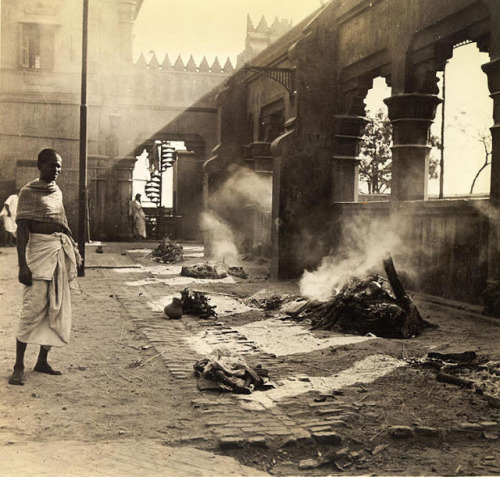 hinducosmos:Nimtolla Ghat, Calcutta ( Kolkata ) 1945 Nimtolla burning ghat where Hindus burn the bod