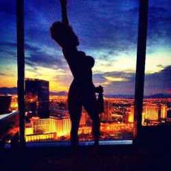 gamblinggirls:  Las Vegas sunset, nearly dark, with sexy silhouette of a busty naked babe with what looks like a bottle of the bubbly… 