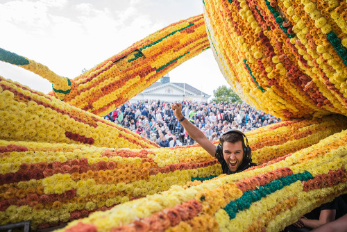 itscolossal: The Annual ‘Corso Zundert’ Parade Honors Van Gogh with Monumental Floats Adorned with F