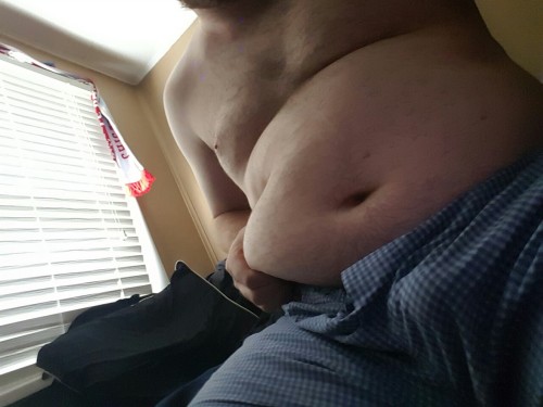 guzzling-piggy:  Would love for my gut to be bigger and rounder. Wouldn’t you? Talk to me people.