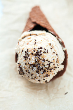 confectionerybliss:  Fluffy Peanut Butter and Honey Ice Cream with Chocolate Waffle Cones | Spache The Spatula  nom nom