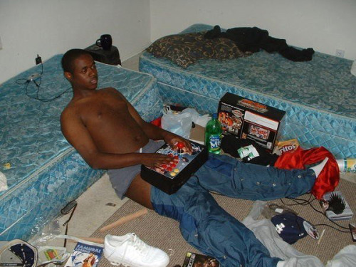 baetology:  hervacationh0me: dipsetanthem:  mood  Logged the fuck in   Niggas that send you anonymous messages calling you ugly look and live like this.