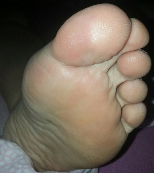 feetsolestoes1: I love her feet!