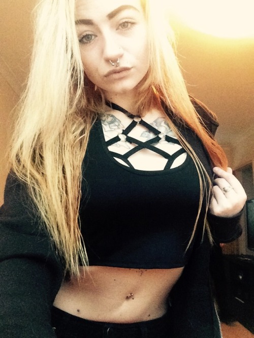 inkedandpierced:  Starting to warm to the blonde… 😽