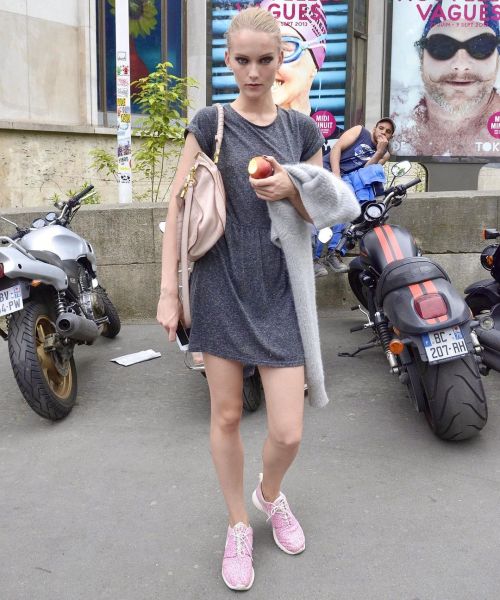 #TBT An apple a day keeps the doctor away! Photocredit: #FabrizzioMoralesAngulo #StreetStyle #modelo