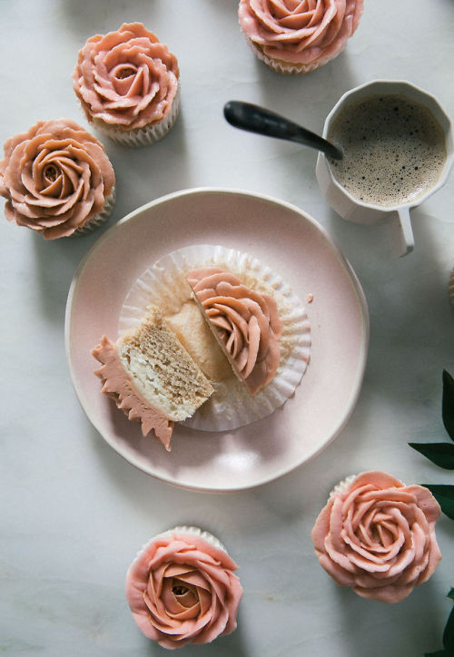 sweetoothgirl:  CAPPUCCINO-FLAVORED ROSE CUPCAKES