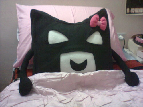 legs-are-just-for-show: my tiny batman plushie is going to sleep too hahaha XD it’s so happy a