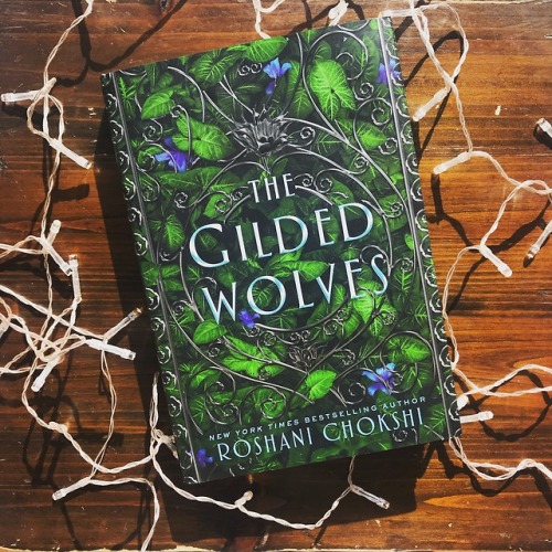  The Gilded Wolves by Roshani Chokshi debuted at number four on the NYT Bestseller list this week! ⚜