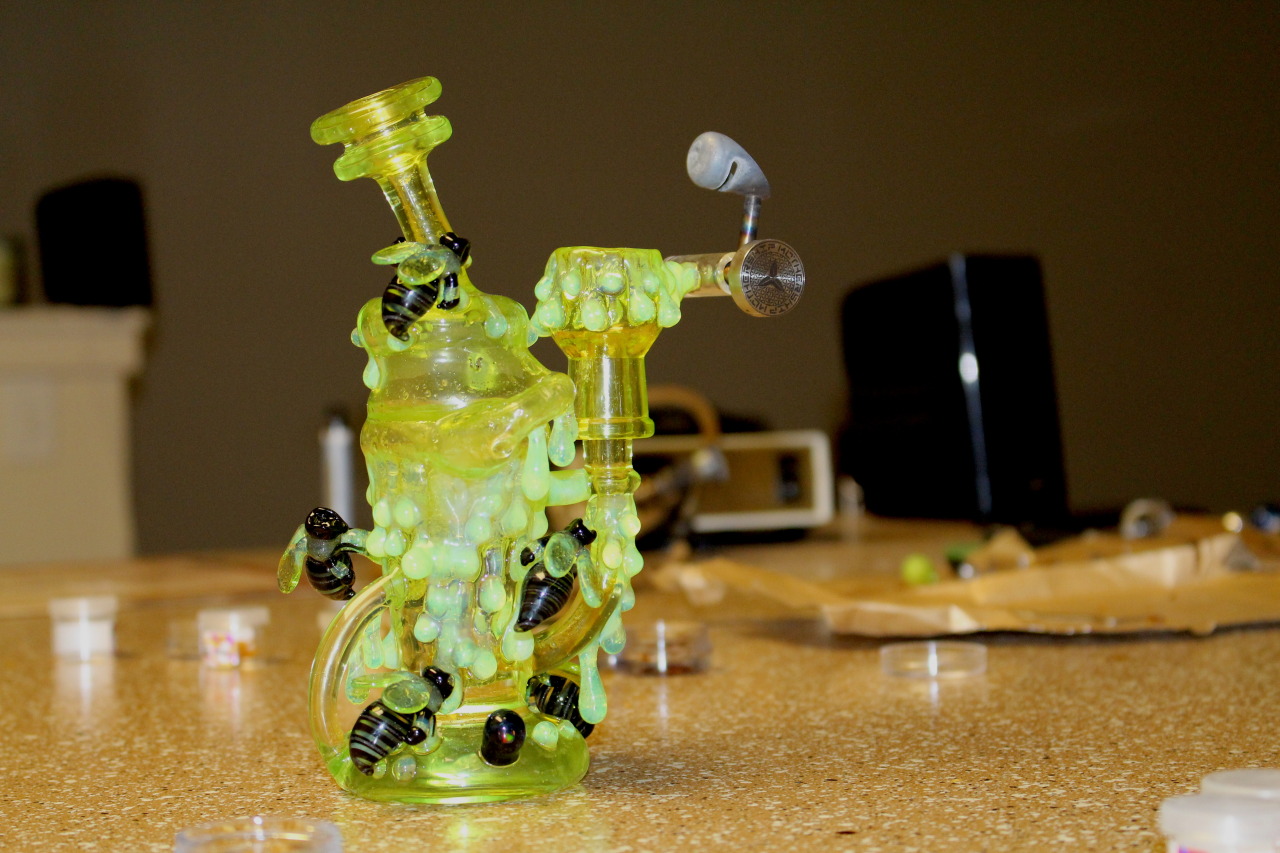 the-stoner-sage:  kuush-queen:  Alexsglass - Slime Rig  **Not ours unfortunately,