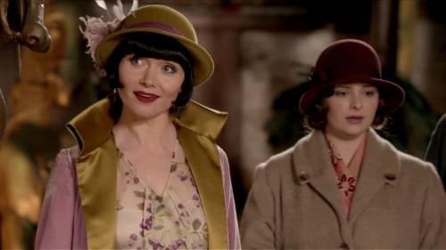 Miss Fisher’s first outfit of “Framed for Murder” (Season 2, Episode 9) is a suitably vibrant daywea